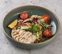 Салат с кальмаром гриль 