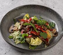 Салат с жареной говядиной и грибами
