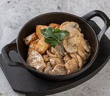 Свинина с картофелем и грибами в сливках с кимчи