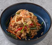 Вок Пад тай с кальмаром, креветкой и рисом