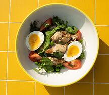 Салат с курицей, яйцом и зеленым горошком