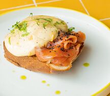 Пашот с лососем и голландским соусом
