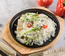 Треска с рисом и грибным соусом