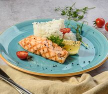 Дикий лосось на гриле с рисом
