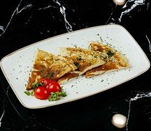 Омлет с сыром и томатами черри