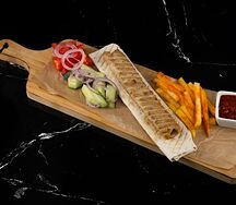 Люля-кебаб куриный на тарелке