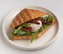 Круассан с риетом из тунца, огуречным соусом и рукколой