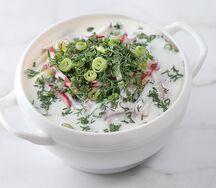 Окрошка с куриной грудкой на айране 