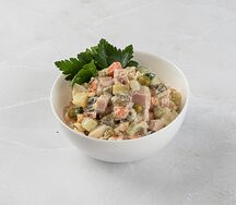 Салат Оливье с копченым окороком