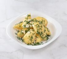 Отварной картофель со свежим укропом и рубленым чесноком