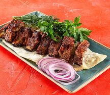 Шашлык из ребрышек баранины с картофелем фри