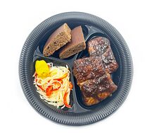 Свиные рёбра, растушенные с салатом Купус и ржаной лепиньей