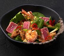Салат с креветками, тунцом и курицей