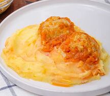 Картофельное пюре с тефтелями по-домашнему