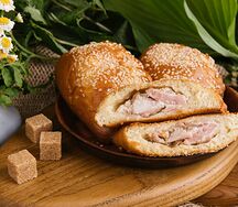 Пирожок с курицей и ветчиной