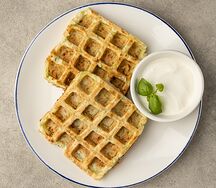 Кабачковые вафли со сметаной