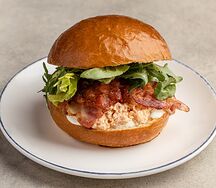 Бриошь с томатным скрэмблом и беконом