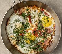 Запеченная глазунья с беконом и томатами