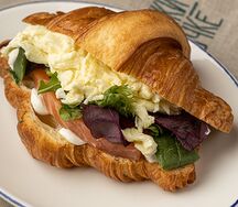 Круассан со скрэмблом и форелью