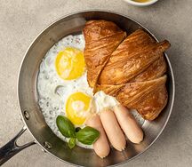 Глазунья с круассаном и сосисками