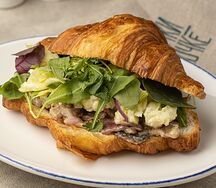 Круассан с беконом, курицей и грибами