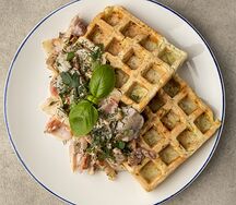 Кабачковые вафли с беконом и курицей