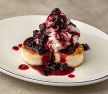 Сырники с десертным кремом и черничным соусом