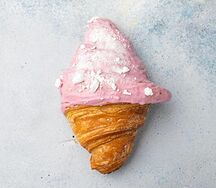 Круассан клубничный