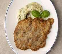 Шницель говяжий с картофелем и грибным соусом