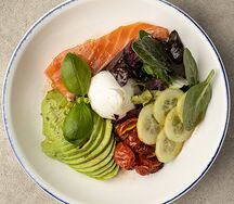 Боул Авокадо с форелью и киноа