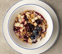 Каша рисовая с ягодой и гранолой