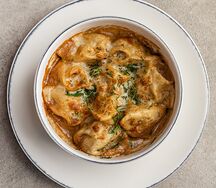 Запеченные пельмени с сыром