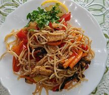 Спагетти с мясом и овощами