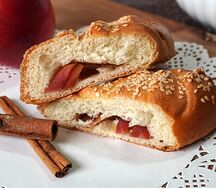 Пирожок с яблоком и корицей