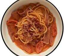 Паста с ветчиной, черри и беконом