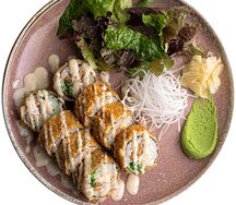 Кранчи-ролл с жареным лососем и чукой
