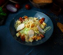 Салат Цезарь с курицей