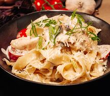 Паста с куриным филе и грибами