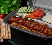 Шаверма в тарелке с куриным люля-кебаб