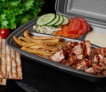 Шаверма в тарелке с курицей