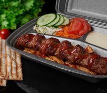 Шаверма в тарелке с говяжьим люля-кебаб