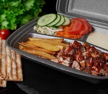 Шаверма в тарелке со свининой