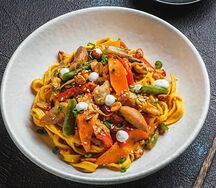 Удон с цыпленком, сливочным карри и кокосовым муссом