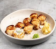 Запеченный ролл с цыпленком и луком фри