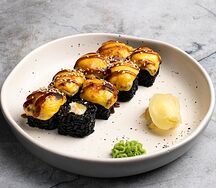 Запеченный ролл с крабом и сыром чеддер