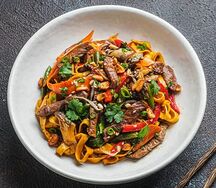 Удон с говядиной и перечным соусом