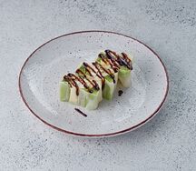 Сладкий ролл с бананом и киви