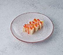 Сладкий ролл с манго и ананасом