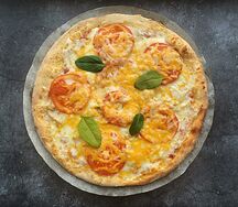 Пицца Сырная с курицей на тонком тесте