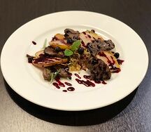 Телятина с пикантной грушей